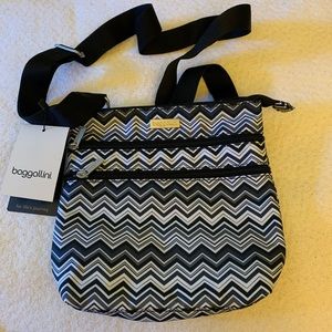 NWT zigzag Baggallini crossbody bag
